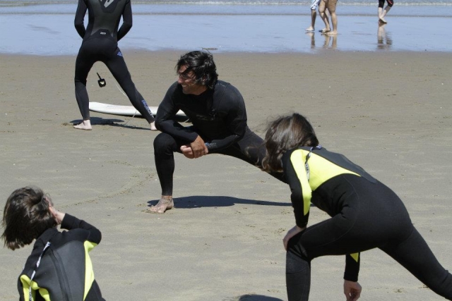 Calentando para la clase de surf