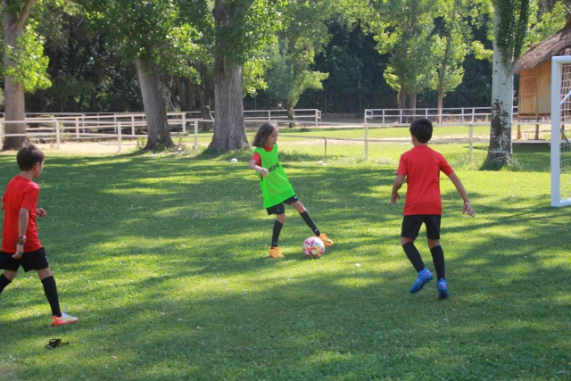 马德里足球和多种冒险营