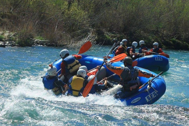  Pneumatic raft in motion 