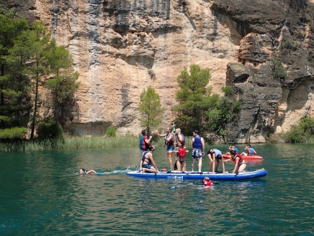  Divertiti con i tuoi amici su una mega tavola SUP 