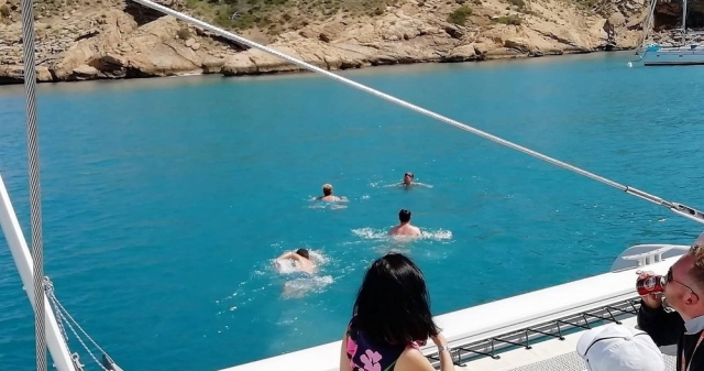 Disfrutando del baño en la costa Mediterránea
