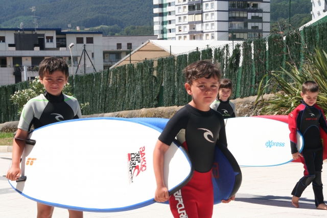 Chavos surfistas