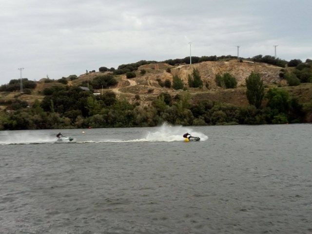  Jetski in einem Stausee in der Nähe von Madrid steuern