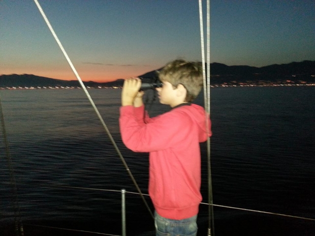 Mirando al frente con los prismaticos