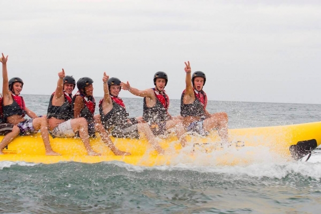  Gruppo di amici che si godono la banana boat 