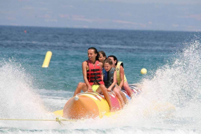  Lottare contro le onde su una banana boat 