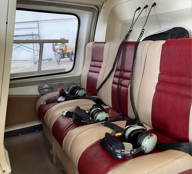 Asientos de la cabina trasera del helicóptero