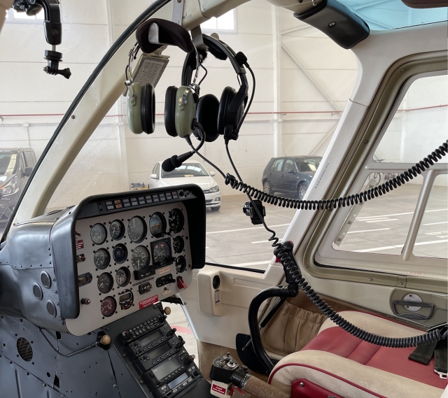 Interior de la cabina del helicóptero