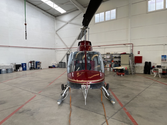 Helicóptero en el interior del hangar