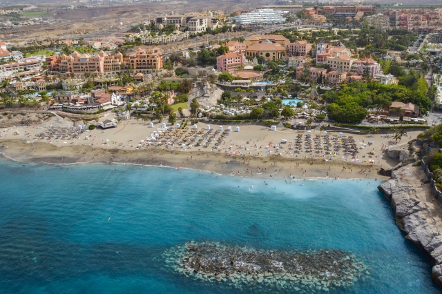  La zona alberghiera dell'isola dall'elicottero 