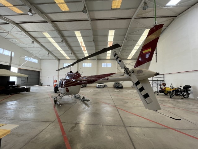  Parte posteriore dell'elicottero nell'hangar 