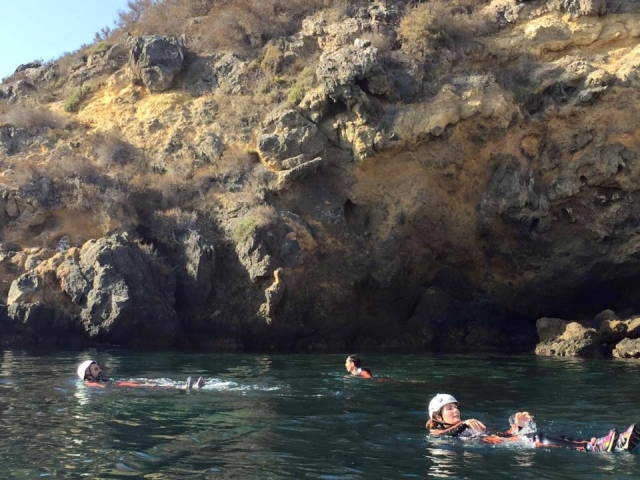 Nadando durante el coasteering
