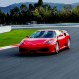 在 Jarama 驾驶法拉利 F430，1 圈