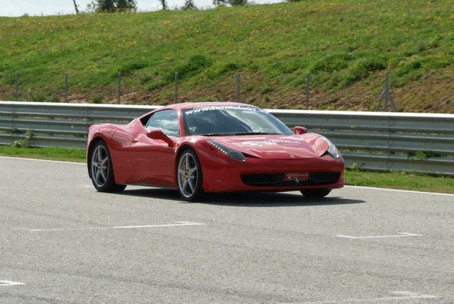  Fahren Sie mit Ferrari auf der Jarama 