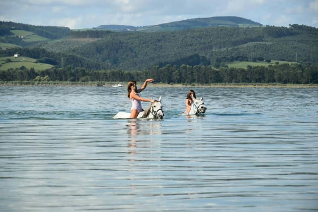 Niñas con caballos en el mar