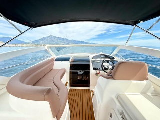 由 Acantilados Maro 提供带船长的游艇租赁服务，4 小时