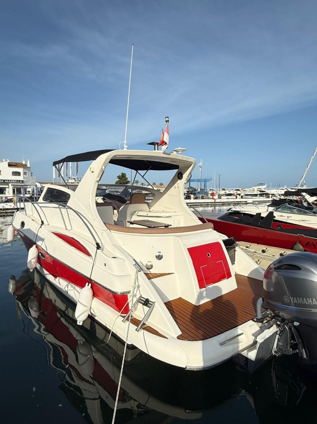  租一艘带船长的游艇 