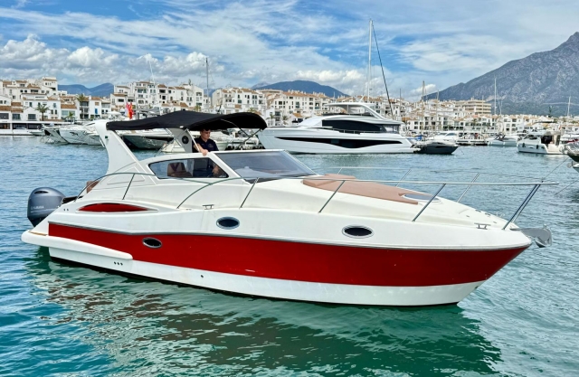  乘坐豪华游艇航行 