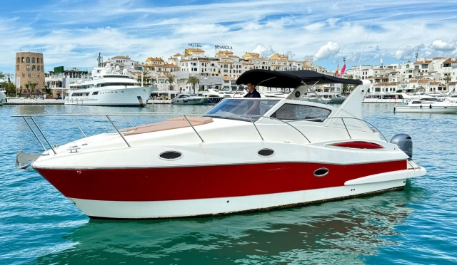  乘游艇前往马罗悬崖