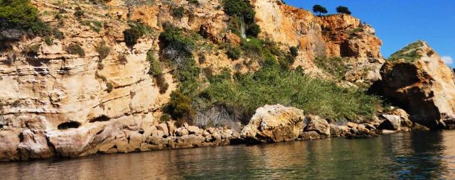  Scogliere lungo la costa di Nerja 
