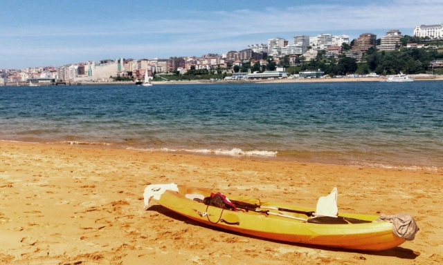  Kayak in riva al mare 