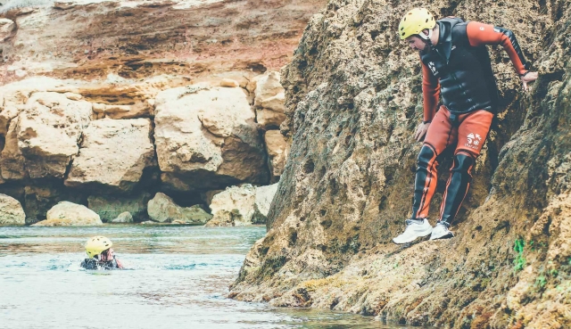  Coasteering üben 