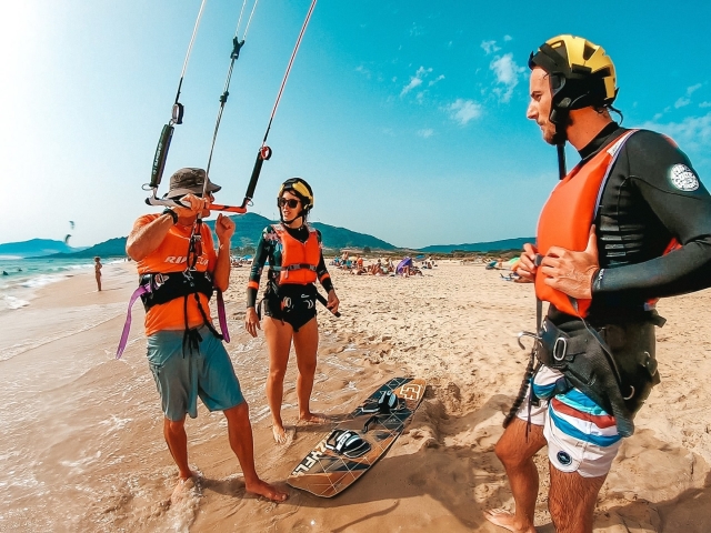  Com os professores de kitesurf na praia 