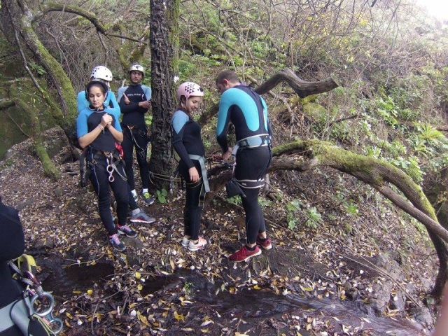  Vorbereitung des Materials zum Abseilen in der San Mateo-Schlucht