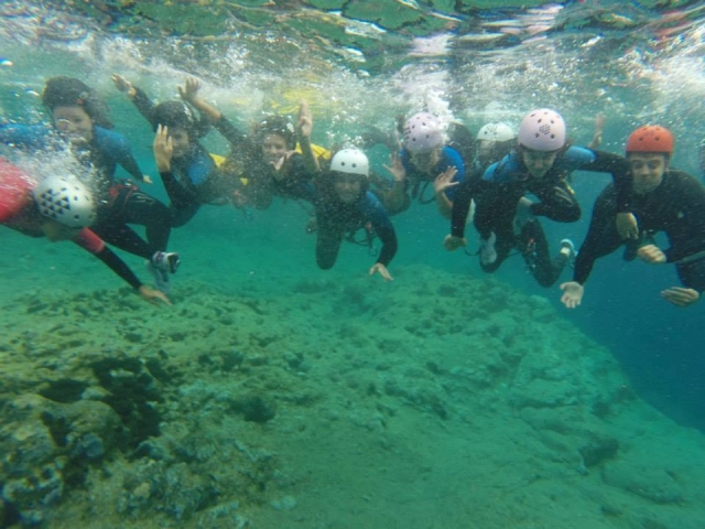  Tout le monde sous l'eau lors de la séance de coasteering