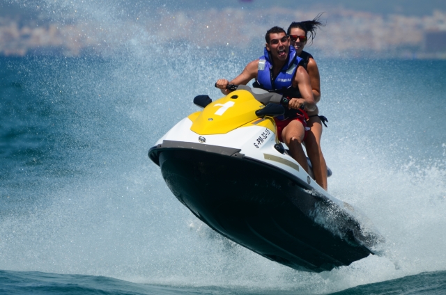  Salto con le moto d'acqua