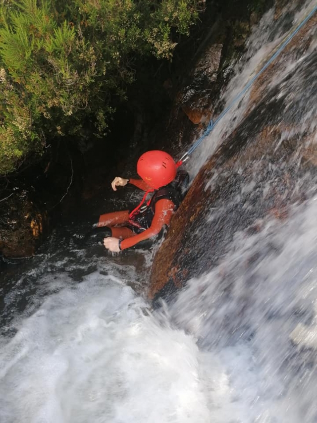 Toboganes naturales durante el descenso de barranquismo
