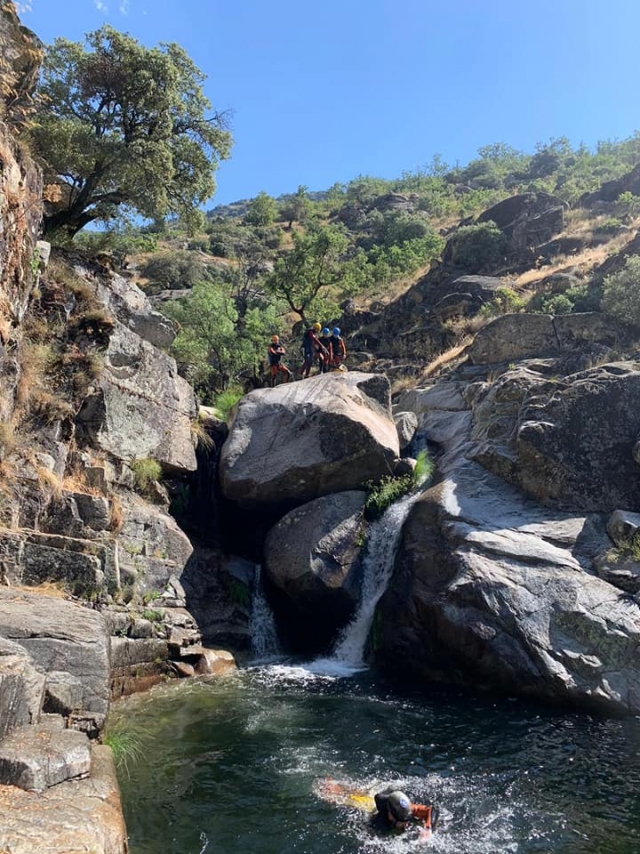Nadando en la poza de aguas cristalinas