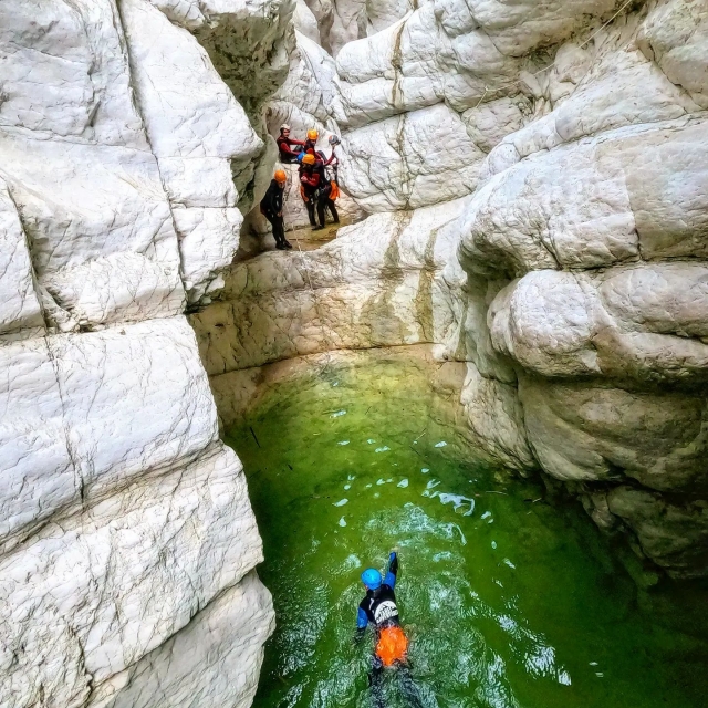 Baño en la poza el barranco Arenas de San Pedro