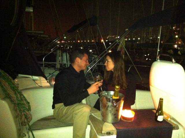Pareja brindando en el barco