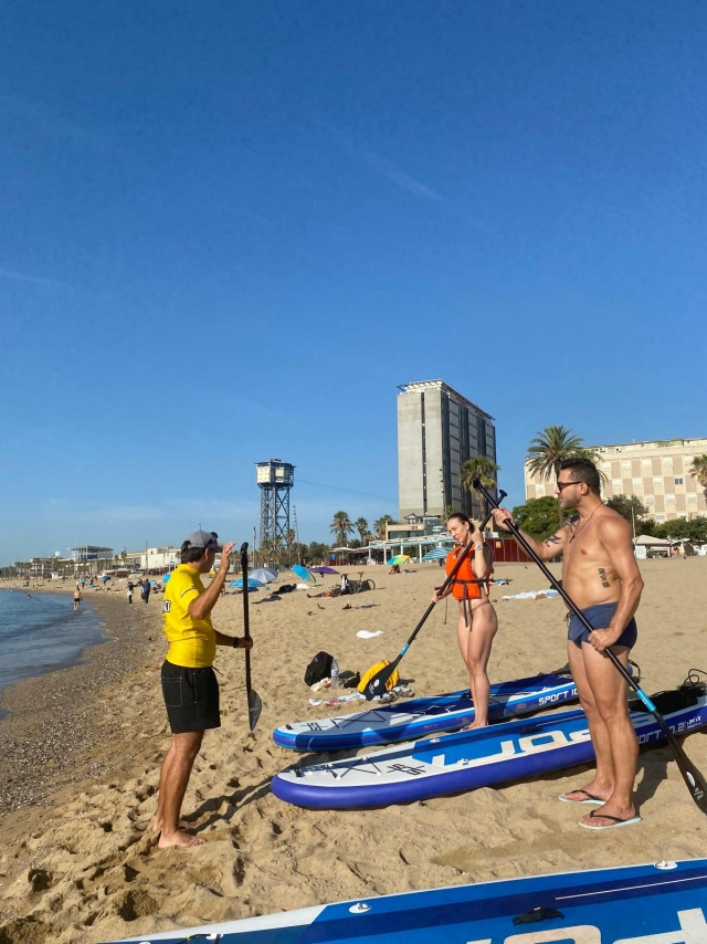 Navega con la tabla de sur por la costa de Barcelona