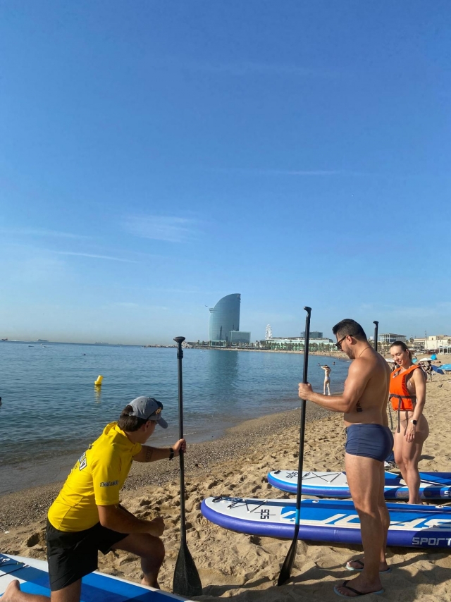 Disfruta de una clase de paddle surf en la Barceloneta