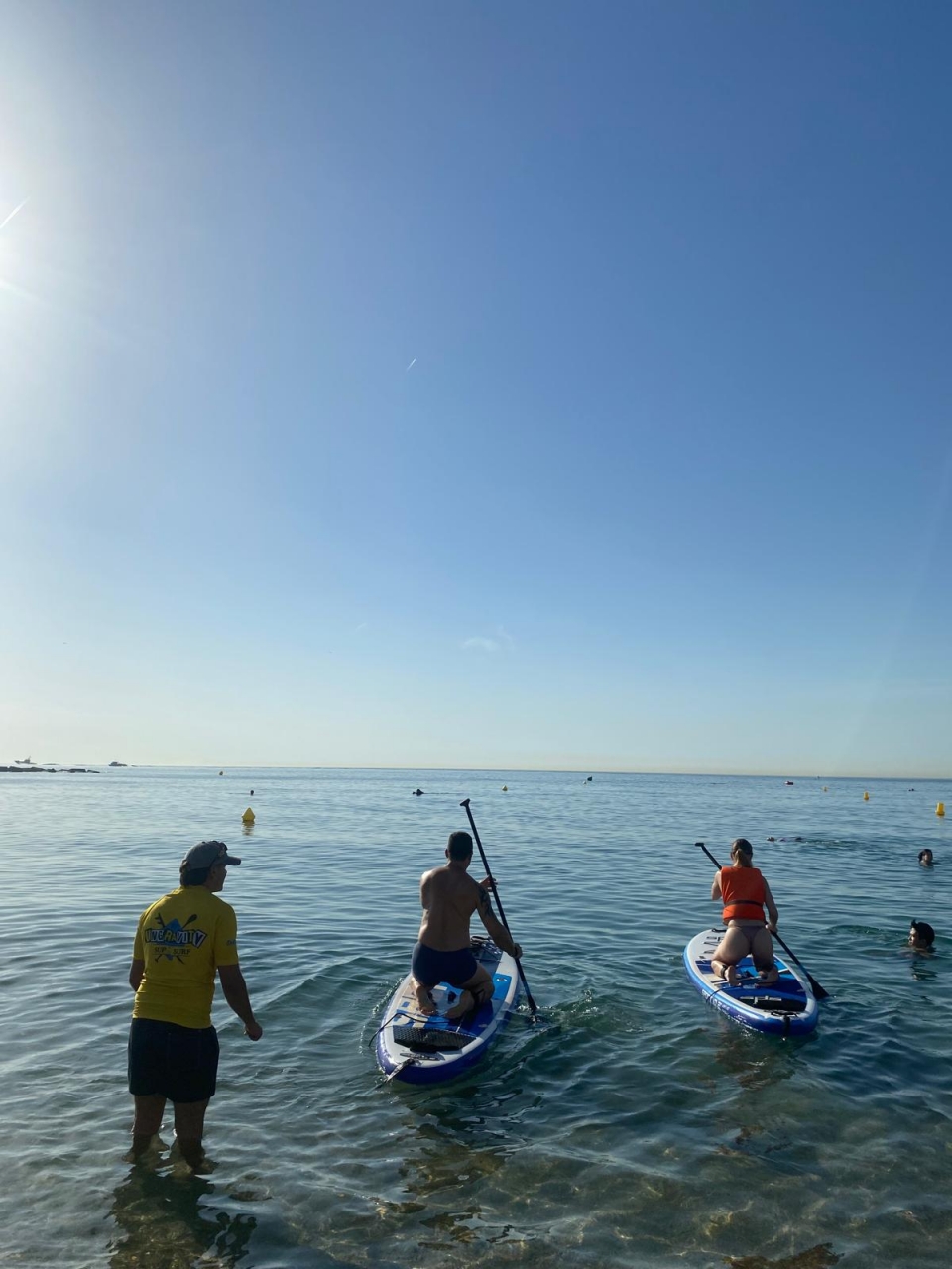 Disfrutando en grupo con el paddle surf