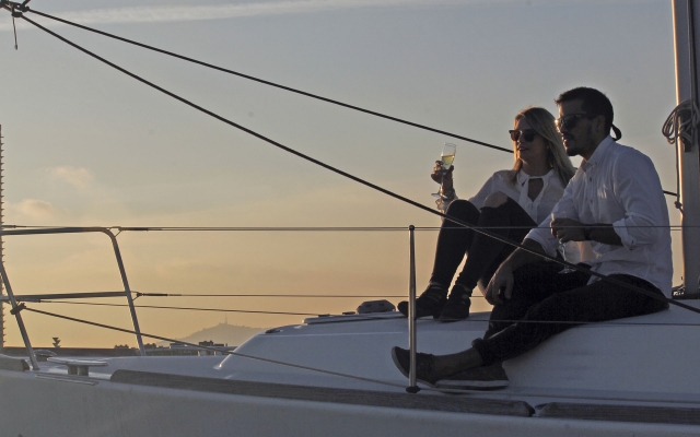  Godersi il tramonto in barca a vela 