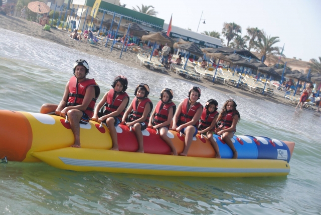 Sube a una banana boat en Torremolinos