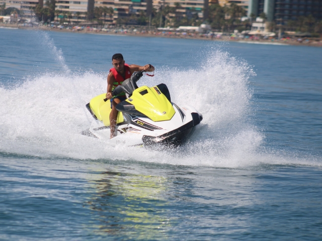 Recorre Torremolinos en moto de agua
