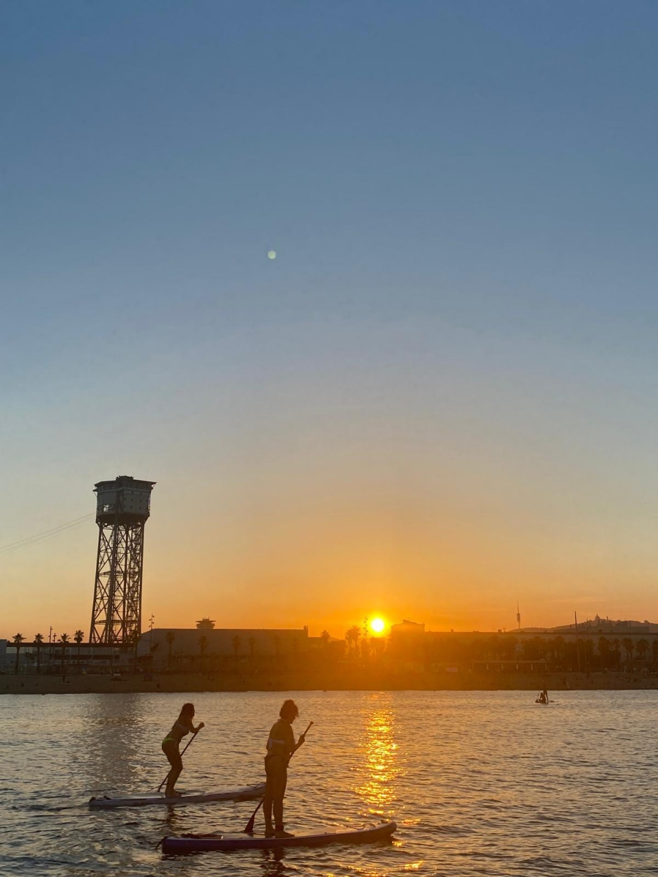  Praticare SUP sulla spiaggia della Barceloneta 