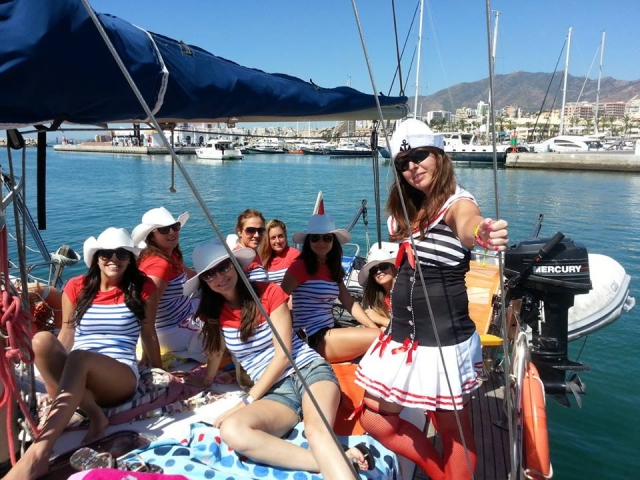  Festa tra ragazze a bordo 