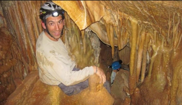 Recorriendo la gruta entre estalactitas