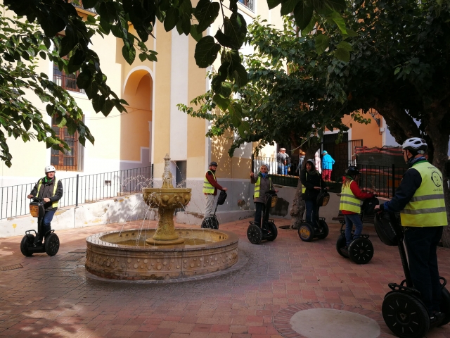 Visitando los patios de la ciudad en segway