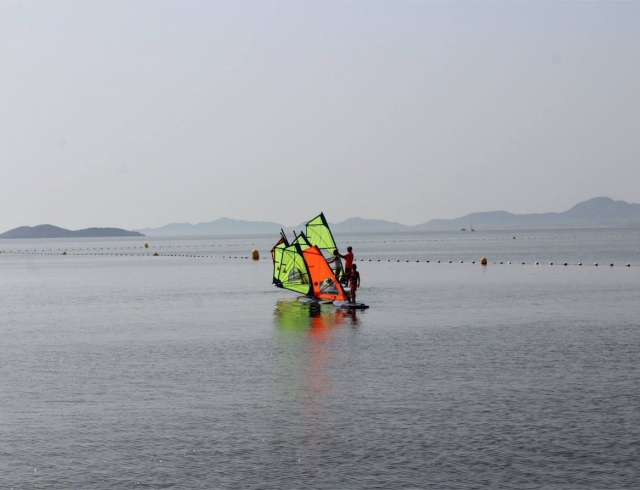  Étudiants en cours de planche à voile 