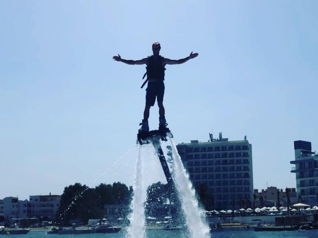 Piruetas con el flyboard en Ibiza