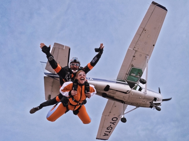 Casas de los Pinos parachute jump + video 4500m