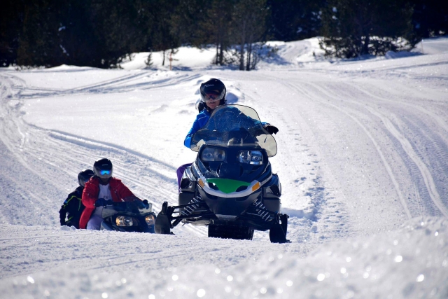  通过 Grau Roig 的雪地摩托比赛 