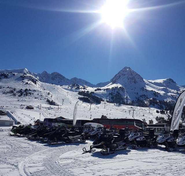  我们在 Grandvalira 的雪地摩托车队