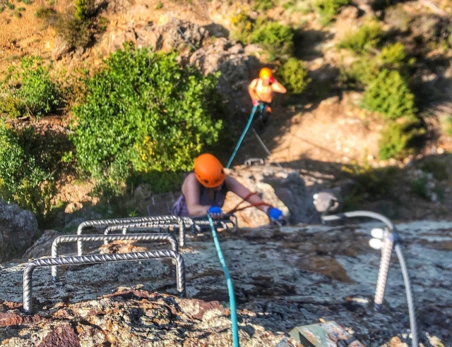 Subiendo por las grapas de la vía ferrta